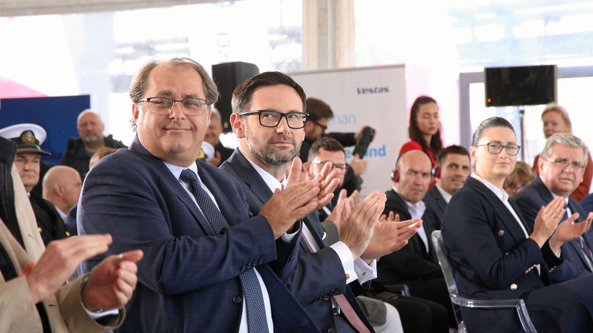 Wiceminister infrastruktury Marek Gróbarczyk i prezes Orlenu Daniel Obajtek podczas uroczystości zapowiadającej budowę terminala instalacyjnego morskich elektrowni wiatrowych, październik 2022 r.