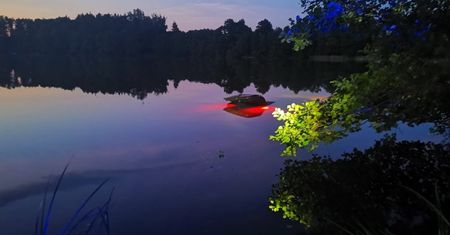 Kompletnie pijany turysta z Warszawy wjechał samochodem do jeziora