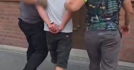 Zamaskowany bandyta z bronią i nożem napadł na firmę pod Poznaniem. W kilka godzin wpadł z pistoletem hukowym i nożem