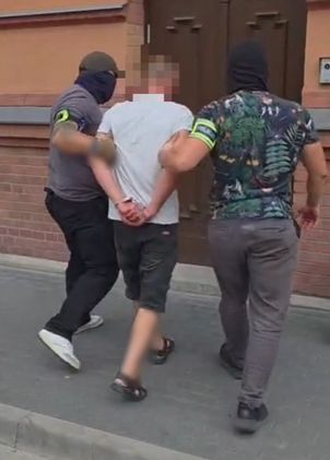 Zamaskowany bandyta z bronią i nożem napadł na firmę pod Poznaniem. W kilka godzin wpadł z pistoletem hukowym i nożem