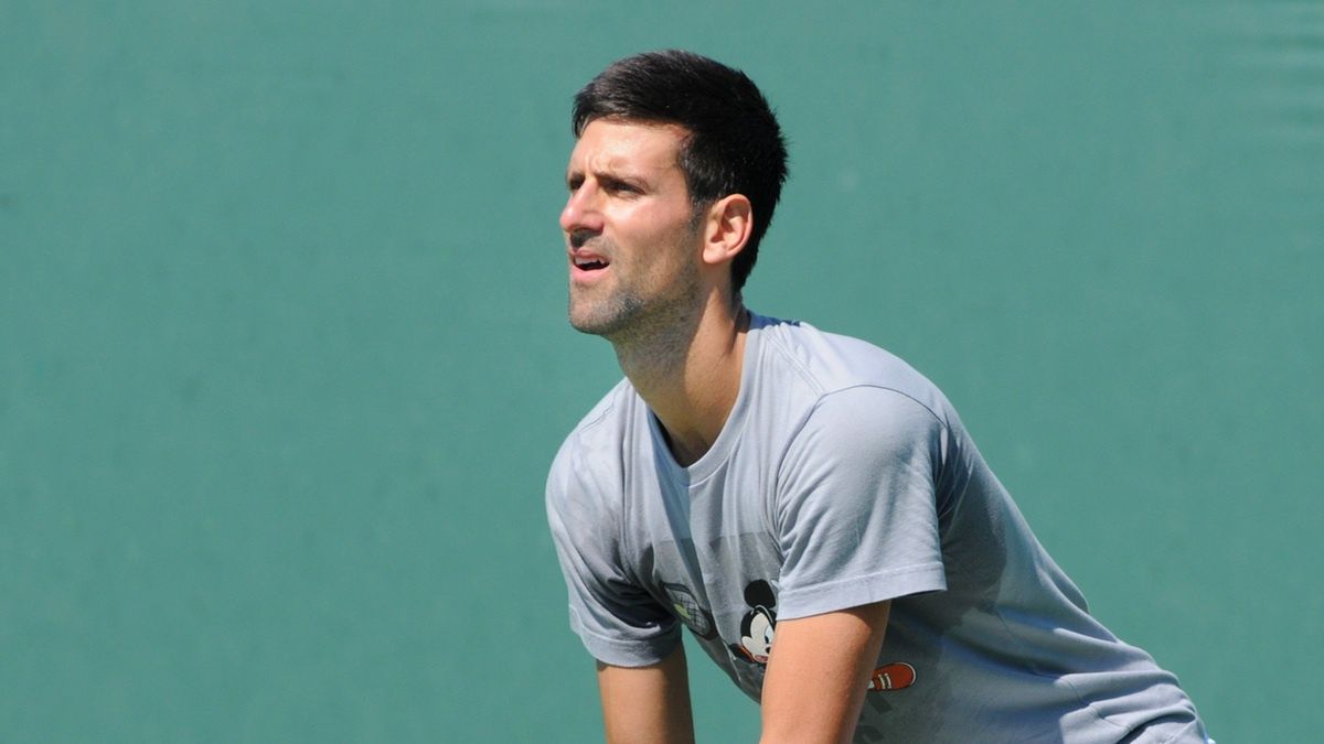 Novak Djoković w czasie treningu na korcie