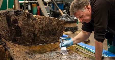 Znaleźli w jeziorze trumnę z ciałem sprzed 4000 lat. Niezwykłe odkrycie archeologów w Anglii