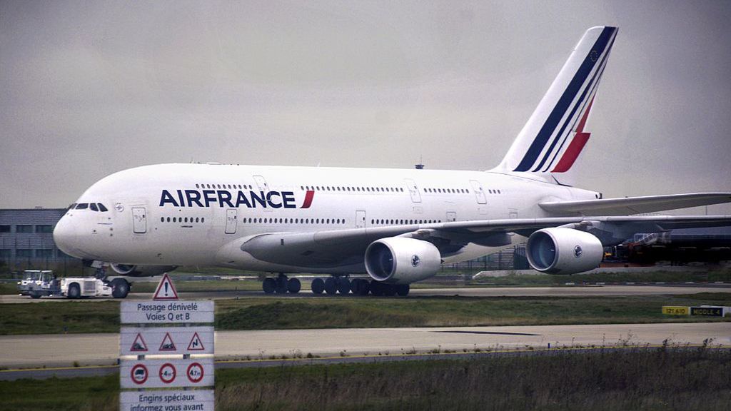 Pasażerowie Air France będą musieli wyposażyć się w maseczki ochronne.