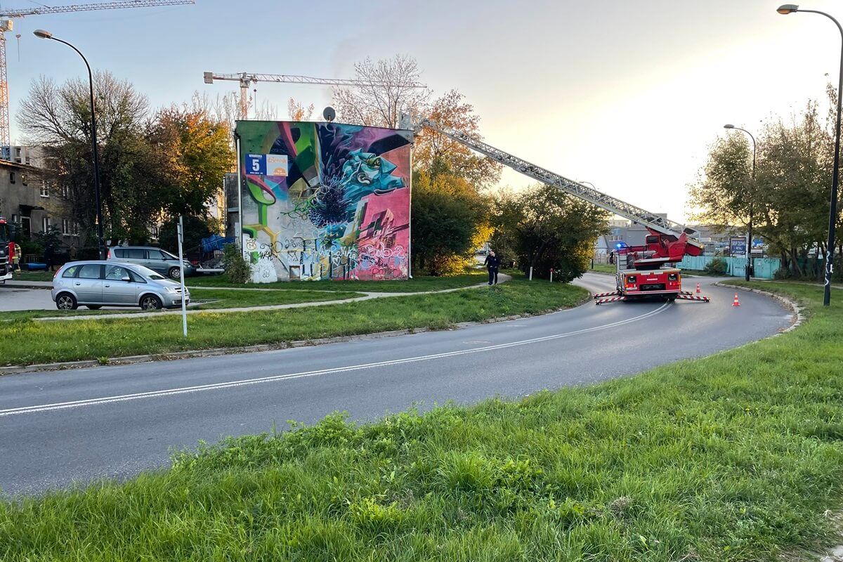 Interwencja strażaków i policji przy ul. Wrońskiej