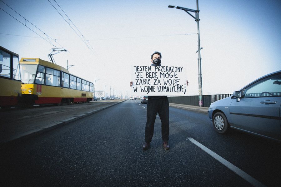 Warszawa. Aktywista Extinction Rebellion zablokował most Poniatowskiego. Na miejscu 10 radiowozów