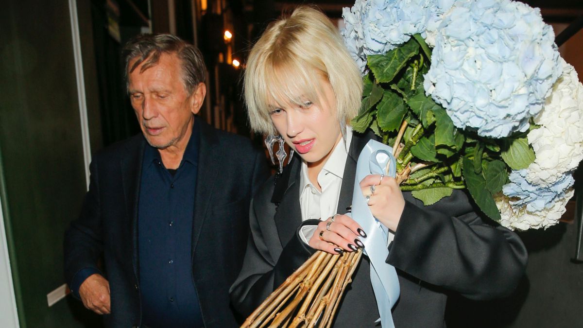 Englert zatrudnił w swoim spektaklu żonę i córkę.