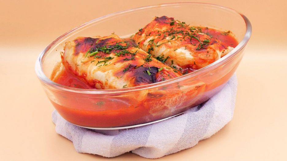 Wyciągam gotowe danie z piekarnika.