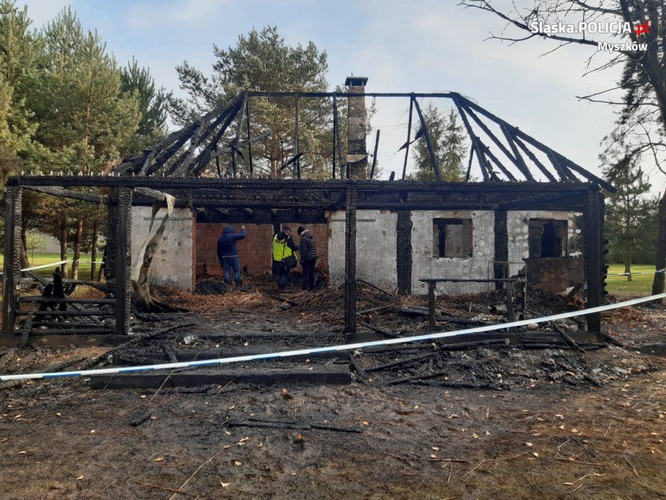 W spalonym domku gościnnym w Myszkowie znaleziono zwłoki dwóch mężczyzn.