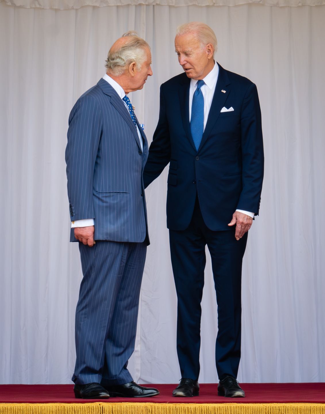 Joe Biden złamał protokół dotykając pleców Karola III