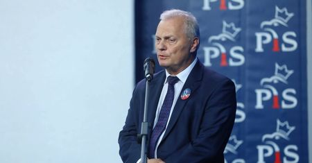 Lech Kołakowski zrezygnował z poselskiej pensji. Już wiadomo gdzie pracuje