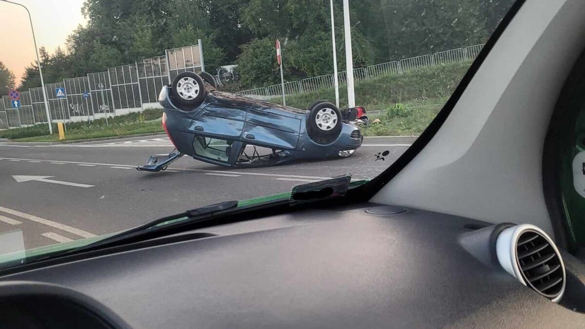 Fiat dachował po zderzeniu z mitsubishi na rondzie z pniakiem