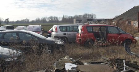 Nielegalny demontaż pojazdów i nielegalne gromadzenie odpadów WIOŚ w Warszawie ujawnił w gm. Stara Biała