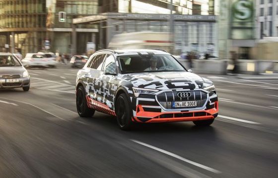 Audi prezentuje elektryczny model SUV-a gotowy do jazdy po 30 minutach ładowania