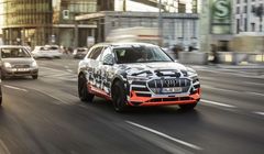 Audi prezentuje elektryczny model SUV-a gotowy do jazdy po 30 minutach ładowania