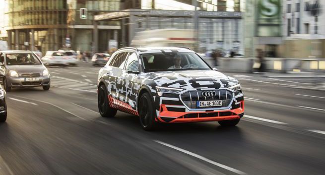 Audi prezentuje elektryczny model SUV-a gotowy do jazdy po 30 minutach ładowania