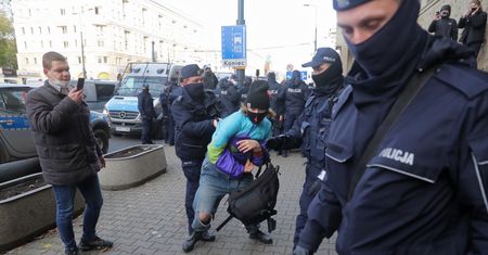 Warszawa. Protest przed sądem. Zatrzymany 17-latek noc spędził na komisariacie