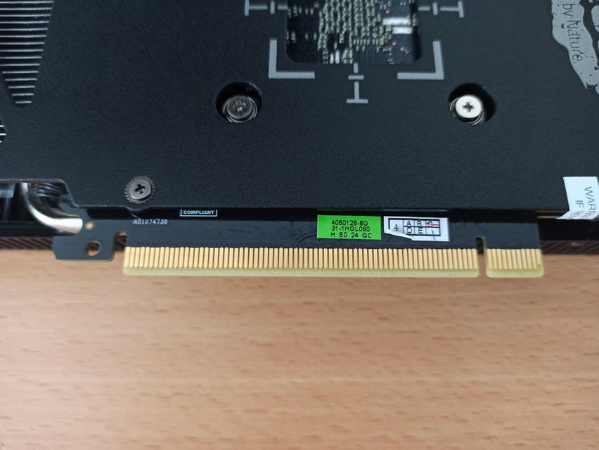Połowa slotu PCIe to atrapa. Widać, że ścieżki trafiają do połowy pinów.