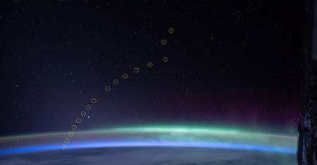 Starlink nad zorzą polarną. Niesamowite zdjęcia satelitów z ISS
