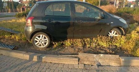 Wjechał na środek ronda NSZ w Ostrowcu. Kierowca miał ponad 2 promile