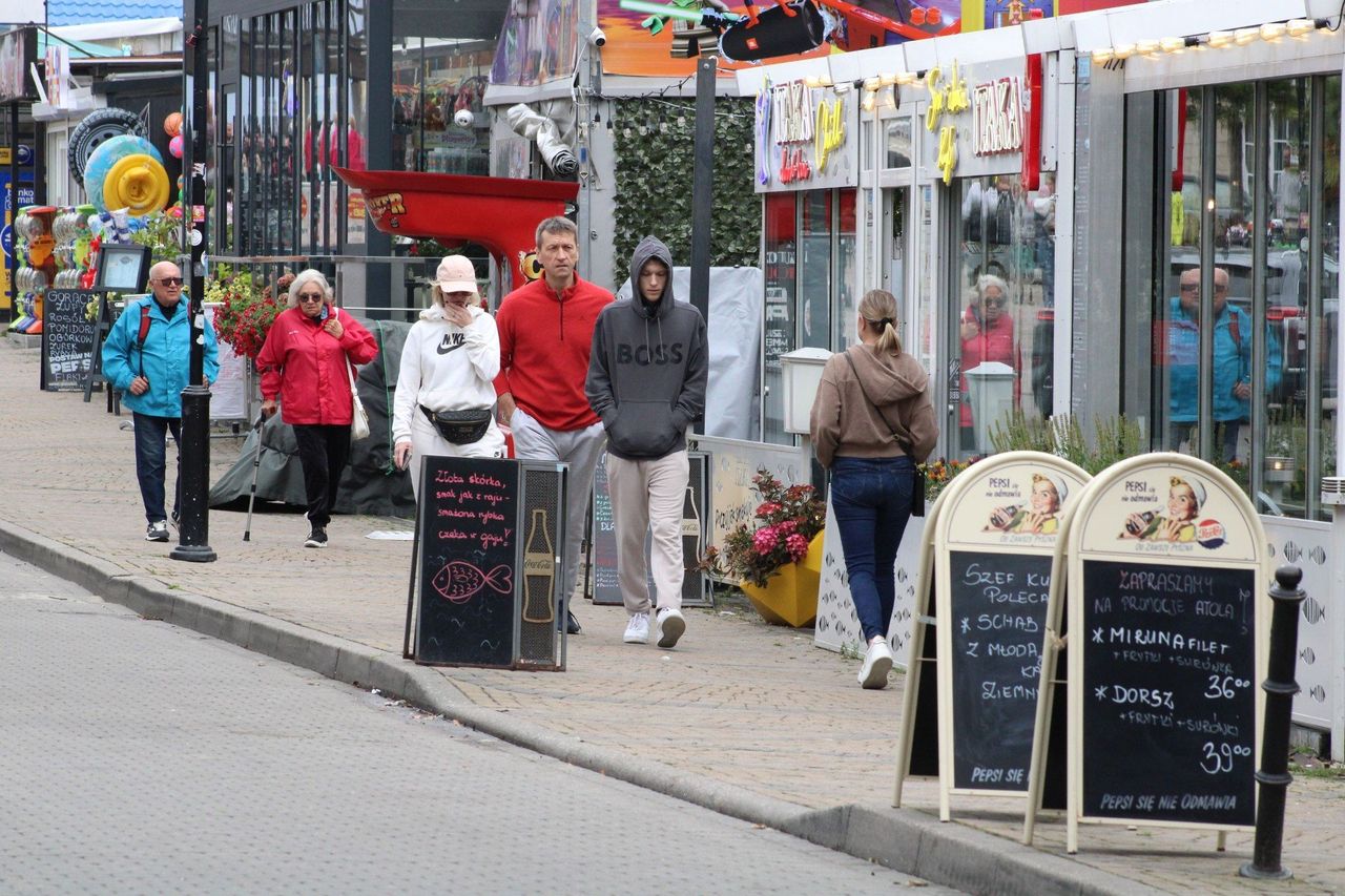 Bardzo słaby sezon nad Bałtykiem. Wszyscy czekają na poprawę pogody