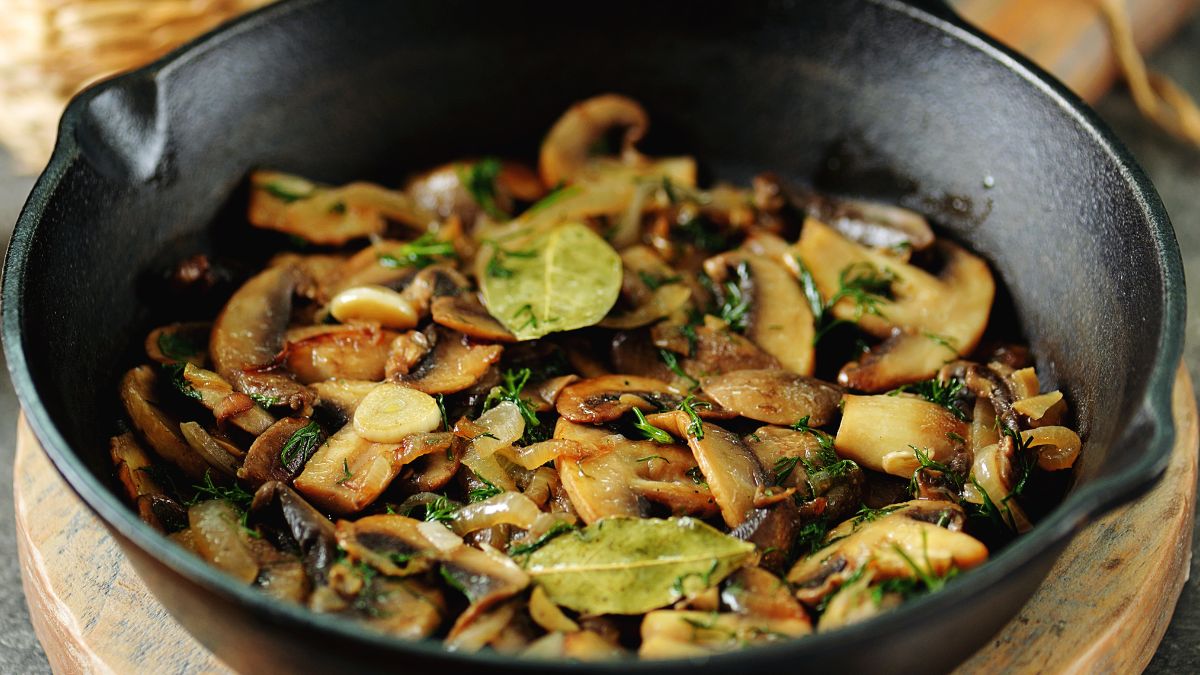 Jak podkręcić smak pieczarek z patelni?