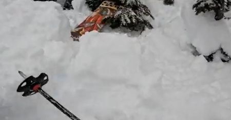 Dramatyczna akcja. Narciarz cudem zauważył w śniegu snowboardzistę