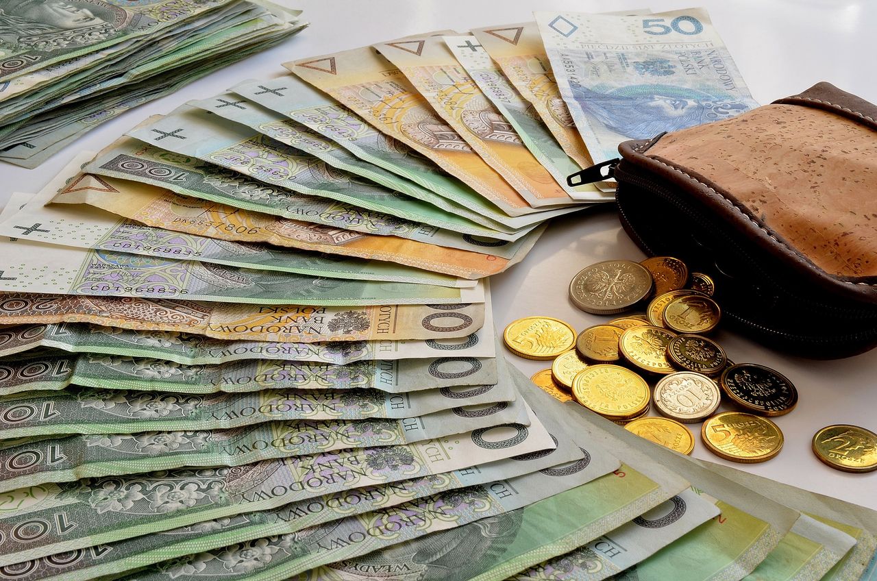 Masz ponad 50 lat? Państwo da Ci nawet 2333 zł miesięcznie do pensji