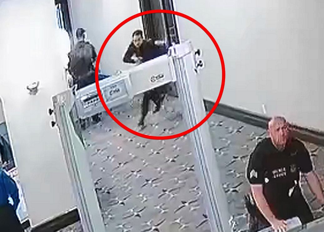 Moment nieuwagi. Zamachowiec z Waszyngtonu ruszył natychmiast