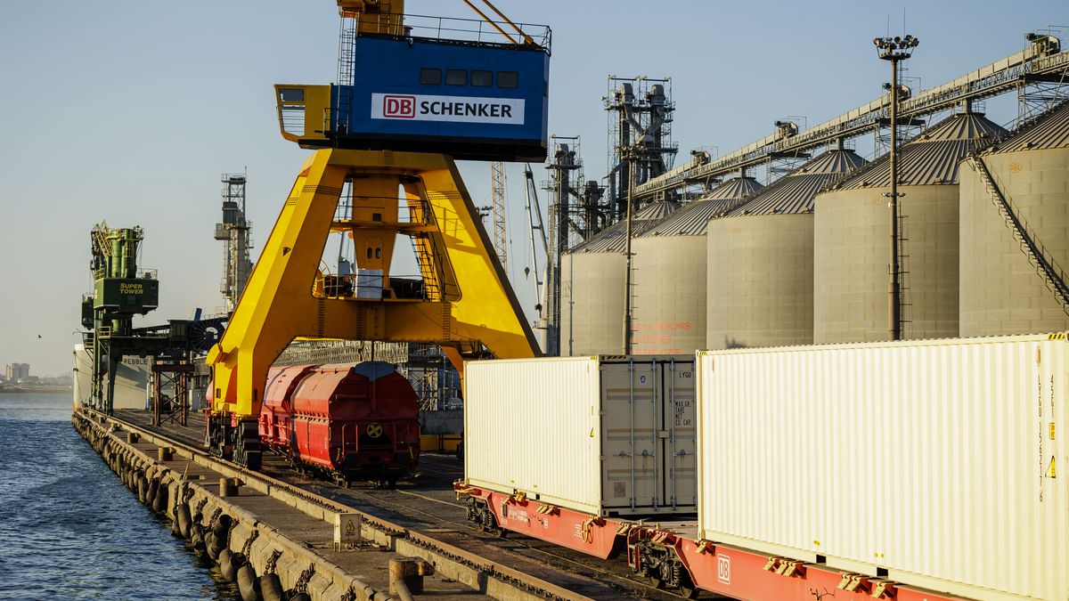 Wagony z ukraińskim zbożem w rumuńskim porcie w Konstancy - stąd zostaną załadowane na statek i wyeksportowane, czerwiec 2022 roku
