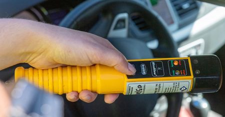 Warszawa. Rozbił wypożyczony samochód. Miał ponad dwa promile
