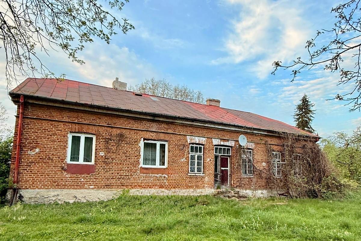 Pierwotnie w tym miejscu stał drewniany dwór