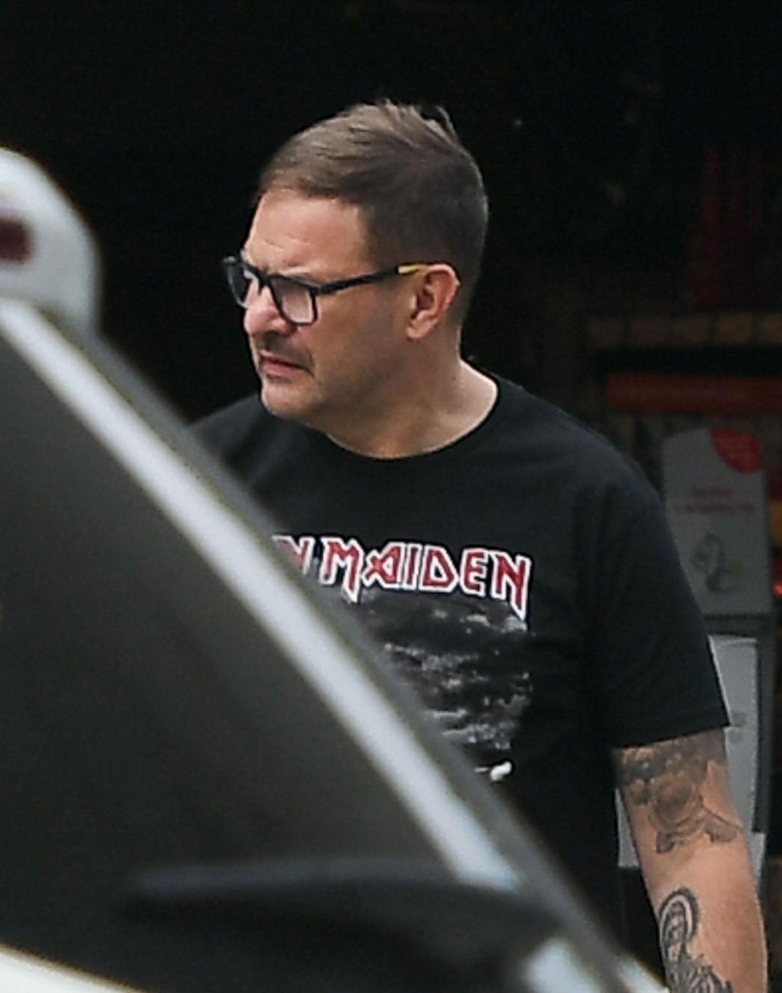 Tomasz Karolak na stacji paliw