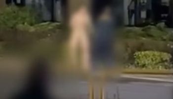 Atak nagiej 22-latki. Wstrząsające sceny. Głos z policji