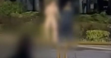 Atak nagiej 22-latki. Wstrząsające sceny. Głos z policji