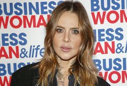 Pozuje w mocnym makijażu. Jest nie do poznania