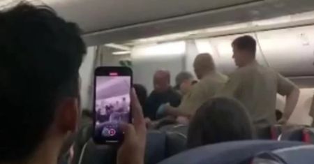 Horror w samolocie. Pasażer nagle zaczął dusić stewardessę