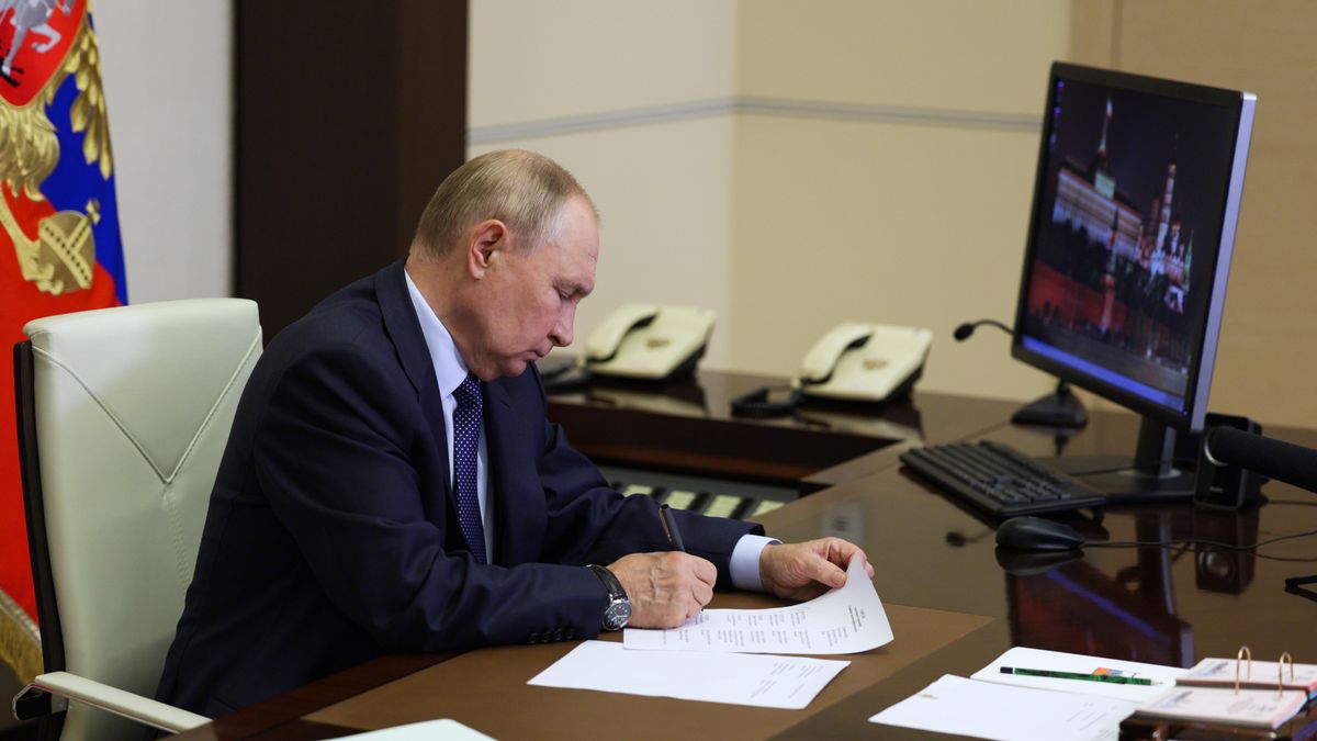 President Putin holds meeting on situation in Russian border regions
epa11559993 Russian President Vladimir Putin takes part in a video conference meeting about the situation in the Russian regions of Belgorod, Kursk and Bryansk, at the Novo-Ogaryovo state residence, outside Moscow, Russia, 22 August 2024, following a cross-border incursion by Ukrainian Armed Forces into Russian territory.  EPA/GAVRIIL GRIGOROV/SPUTNIK/KREMLIN POOL MANDATORY CREDIT 
Dostawca: PAP/EPA.
GAVRIIL GRIGOROV/SPUTNIK/KREMLIN POOL