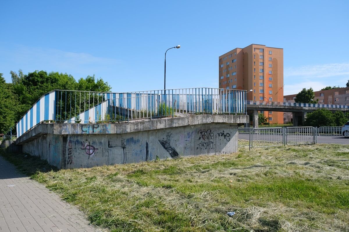 Wyłączona z użytku kładka nad al. Tysiąclecia