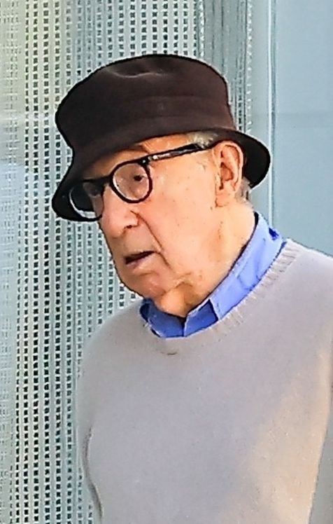 Woody Allen zmierza z żoną Soon-Yi do restauracji