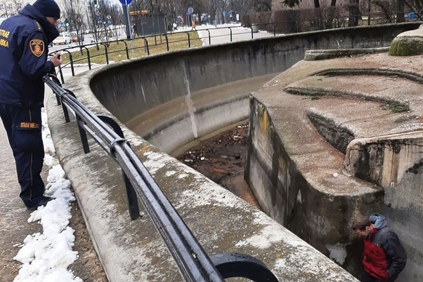 Wpadł do wybiegu dla niedźwiedzi. Był wycieńczony i przerażony