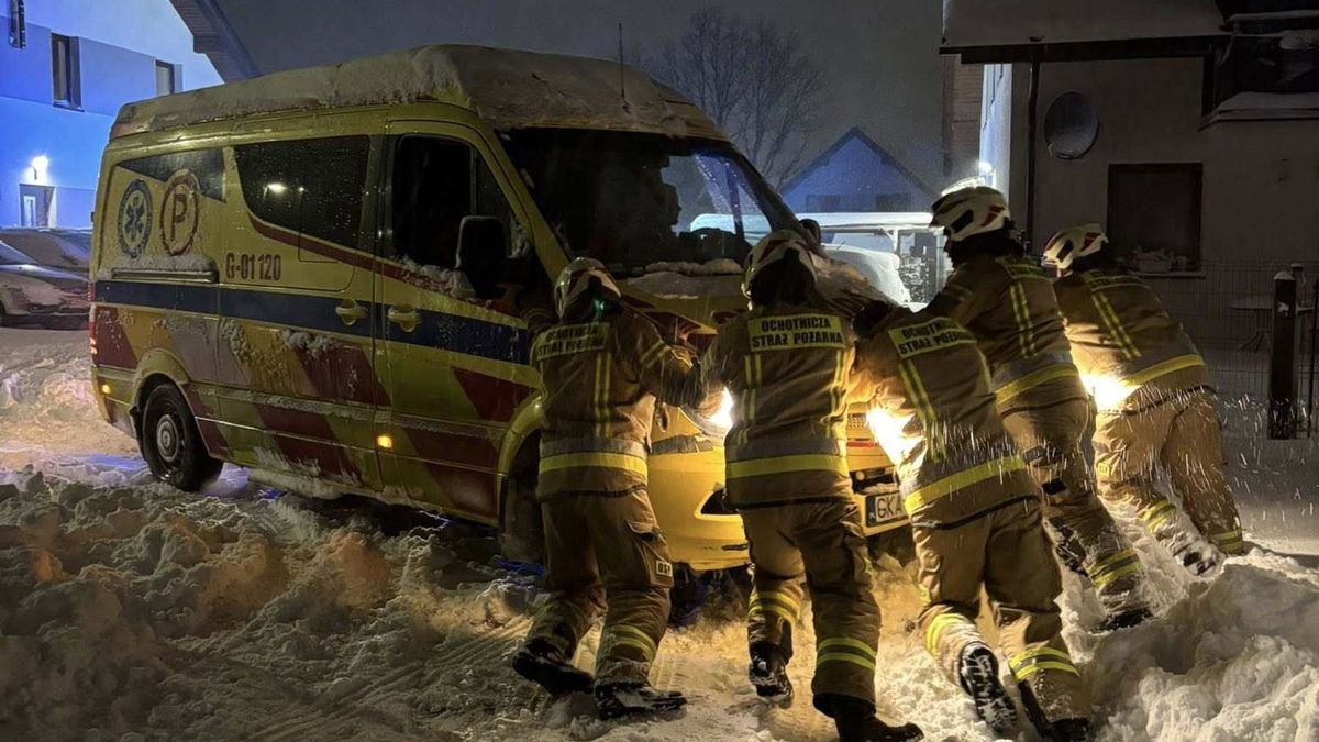 Akcja strażaków przy zakopanej karetce pogotowia.