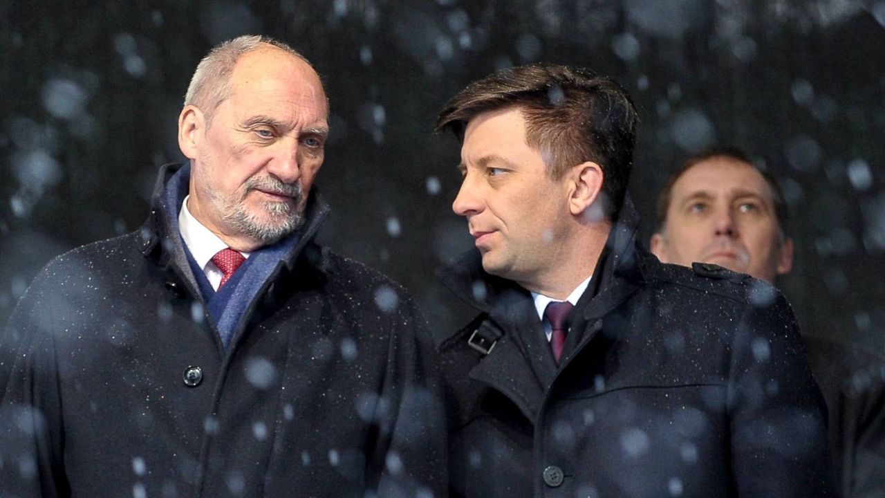 Antoni Macierewicz i Michał Dworczyk podczas uroczystości przekazania żołnierzom WOT pierwszej partii karabinków "GROT"