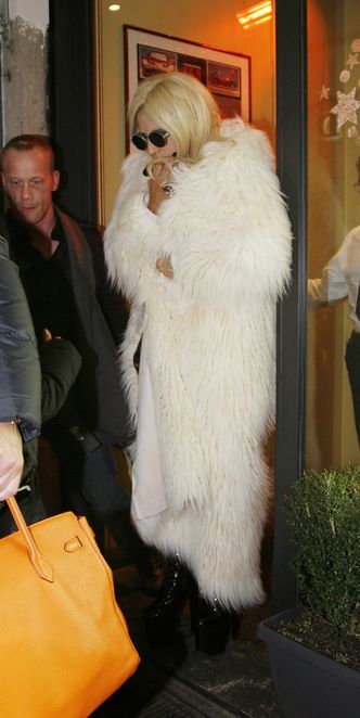 GaGa w białym futrze