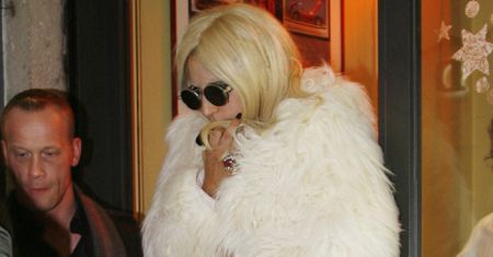 GaGa w białym futrze