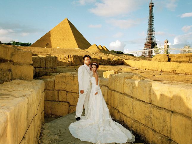 Sesja ślubna w Shenzhen, w Chinach. W tle piramidy i wieża Eiffel'a…
