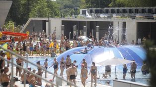 Kąpielisko Fala w Chorzowie pęka w szwach. Drugi dzień po otwarciu i całkowity brak miejsc – zobacz, co się działo na kąpielisku