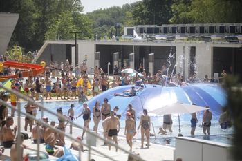 Kąpielisko Fala w Chorzowie pęka w szwach. Drugi dzień po otwarciu i całkowity brak miejsc – zobacz, co się działo na kąpielisku