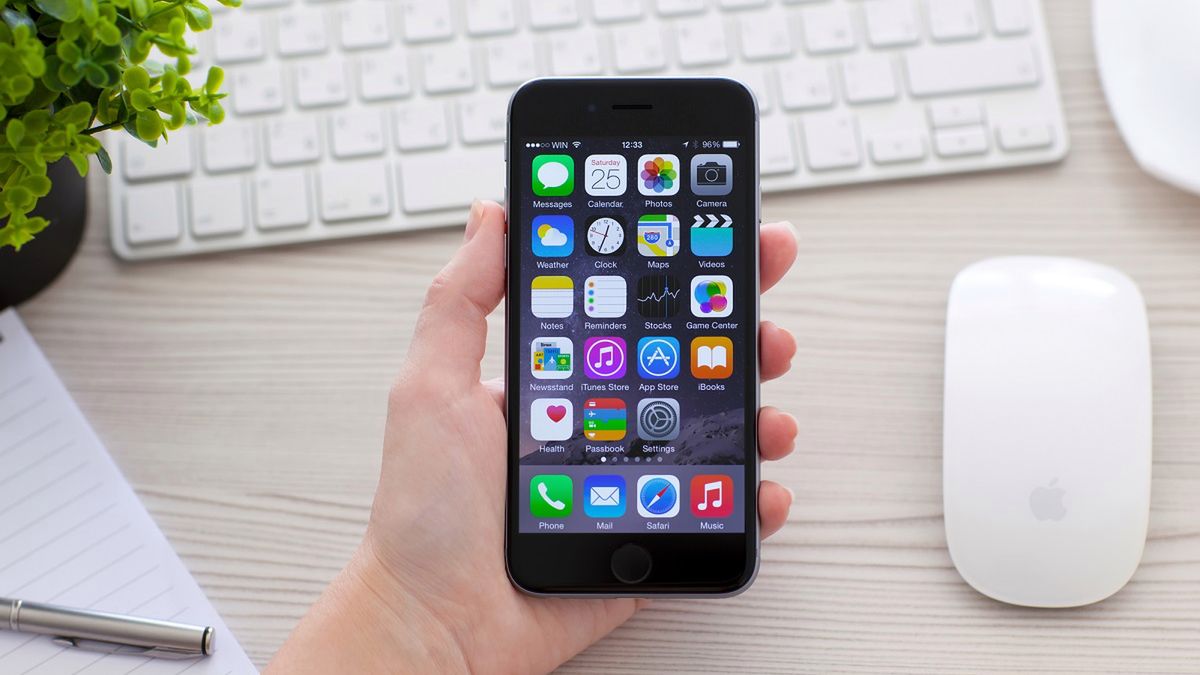 iPhone 6 na tle biurka z akcesoriami z depositphotos