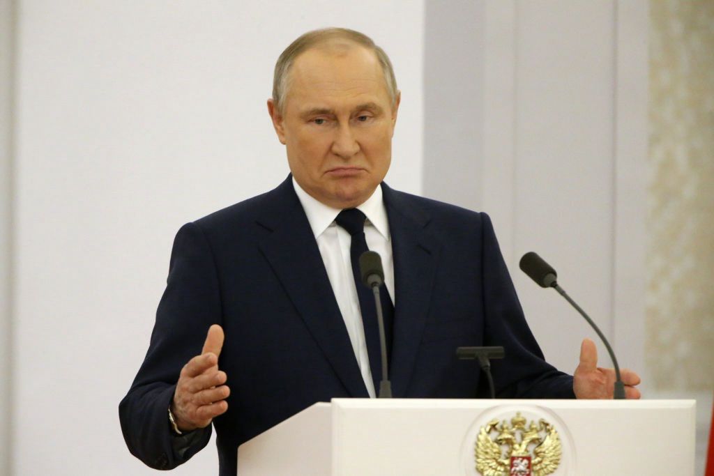 Na zdjęciu Władimir Putin z grymasem na ustach