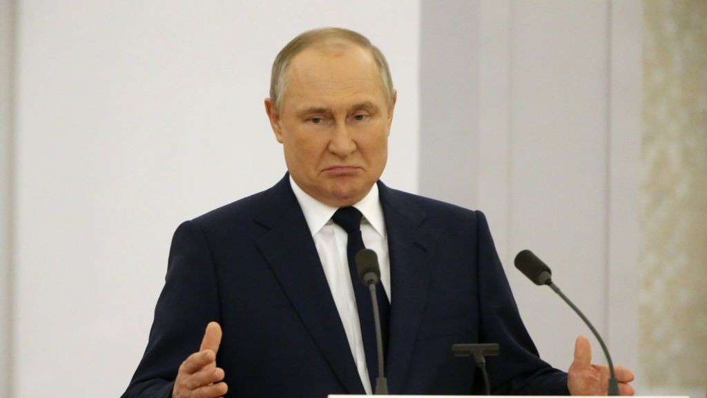 Na zdjęciu Władimir Putin z grymasem na ustach